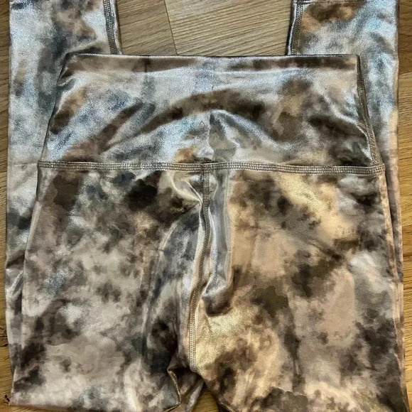 - Revolve x Beyond Yoga High Waist Shine On Midi Leggings Silver Grey Foil… - Picture 7 of 7